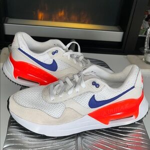 Nike AirMax SYST Woman’s shoes size 9